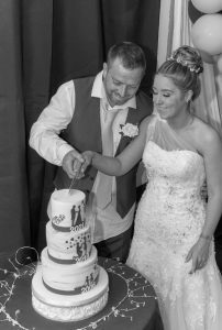 bride groom cake cutting